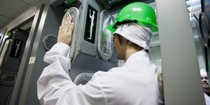 AKW-Arbeiter wird auf radioaktive Strahlung überprüft