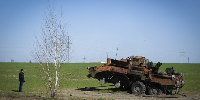 Ein zerstörter russischer Panzer im Kiewer Vorort Browary am 15. April