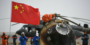 Das von der chinesischen Nachrichtenagentur Xinhua veröffentlichte Foto zeigt die Rückkehrkapsel des bemannten Raumschiffs «Shenzhou 13», auf dem Landeplatz Dongfeng in der nordchinesischen Autonomen Region Innere Mongolei.
