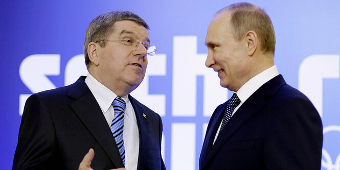 Thomas Bach (IOC) und Putin (Russlans) stehen freundlich nebeneinander