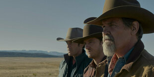 Tom Pelphrey, Lewis Pullman und Josh Brolin als Cowboys