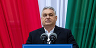 Ministerpräsident Viktor Orbán steht vor einer Ungarnflagge