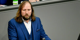 Grünenpolitiker Hofreiter am Rednerpult im Bundestag