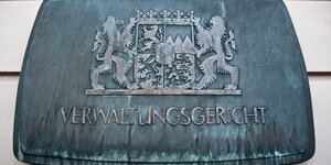 Ein Hinweisschild am Verwaltungsgericht Ansbach