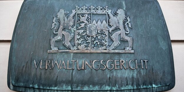 Ein Hinweisschild am Verwaltungsgericht Ansbach
