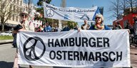 Zwei Frauen tragen ein Transparent mit der Aufschrift "Hamburger Ostermarsch"