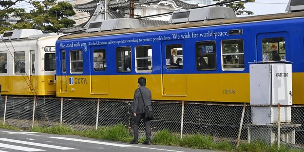 Ein in den Farben blau und geld angestrichener Zug in Japan
