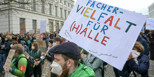 Bei einer Demo halten Menschen ein großes Transparent mit der Aufschrift "Fächer - Vielfalt für (H)alle" gegen die Sparmaßnahmen an der Universität Halle-Wittenberg