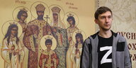 Sergei Karjakin in einem T-Shirt mit einem großen Z auf der Brust vor Heiligendarstellungen in einer Kirche