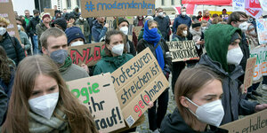 Demonstranten haben sich gegen das geplante Sparpaket an der Universität Halle auf dem Universitätsplatz versammelt.