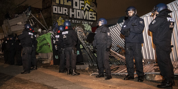 Polizist:innen stehen vor dem Köpi Wagenplatz