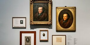 Eine Wand mit mehreren Porträts von Moses Mendelssohn
