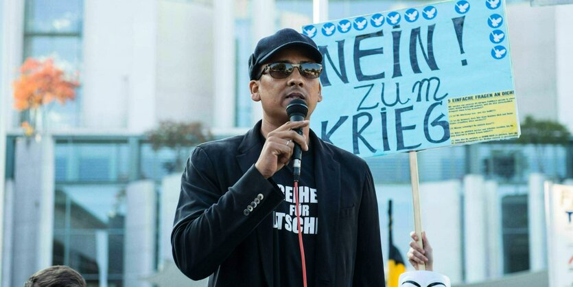 Xavier Naidoo steht mit Mikro vor dem Kanzleramt