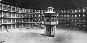 Ein Panopitikum Gefängnis wo ein Überwachungsturm in der Mitte platziert ist