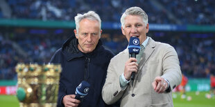 Freiburgs Trainer Christian Streich und ARD-Experte Bastian Schweinsteiger vor dem ARD-Mikrofon