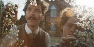 Louis Wain (Benedict Cumberbatch) und Emily Richardson-Wain (Claire Foy) von Blumen umrankt