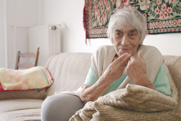Eine alte Frau sitzt auf einem Sofa Eine alte Frau sitzt auf einem Sofa