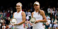 Jelena Wesnina und Veronika Kudermetowa halten den Preis für Platz zwei im Doppelwettberb von Wimbledon in die Kamera