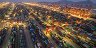Tausende Container stehen im Hafen von Shanghai