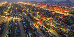 Tausende Container stehen im Hafen von Shanghai