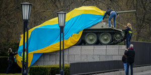 Das Foto zeigt einen der Panzer am sowjetischen Ehrenmal mit einer ukranischen Flagge bedeckt.