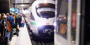 Viele Menschen stehen am Gleis im Hauptbahnhof Berlin