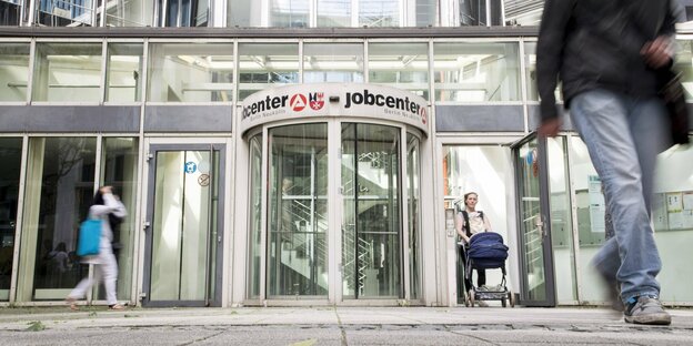 Menschen am Eingang des Jobcenters in Berlin