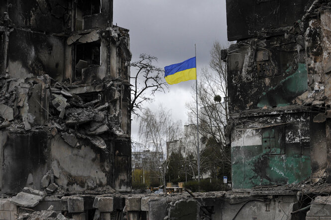 UKrainische Flagge zwischen Trümmern zweier Häuser