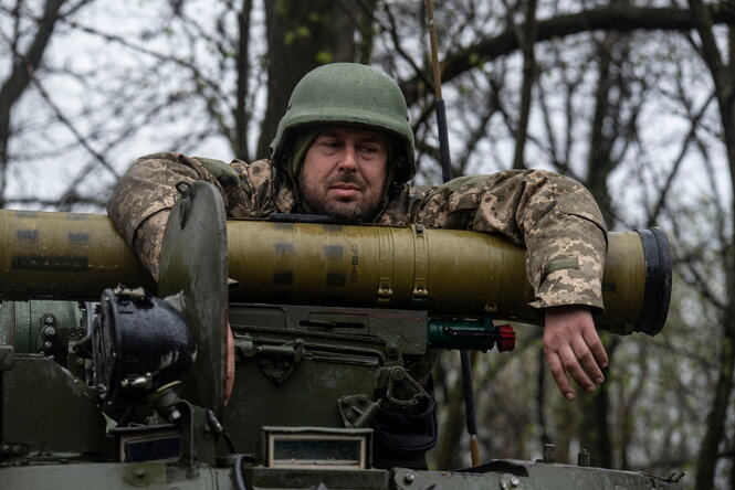 Soldat mit Helm auf einem Militärfahrzeug