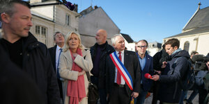 Marine Le Pen umgeben von Anhängern