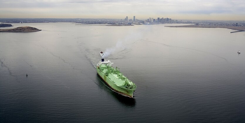 Ein grüner Tanker aus der Vogelperspektive