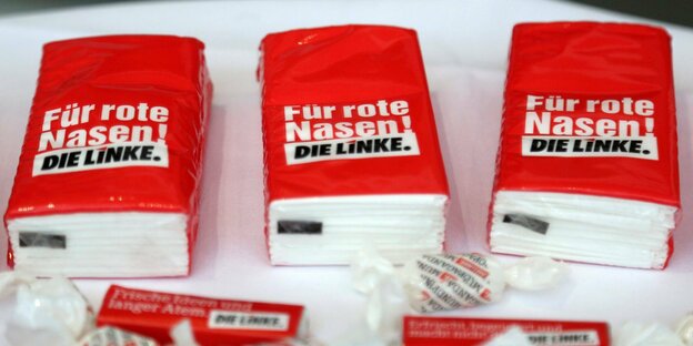 3 Pakete Papiertaschentücher in roter Verpackung mti der Aufschrift "Für rote Nasen! Die Linke"