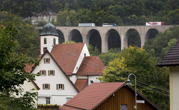 Im Vordergrund das Dorf Drackenstein, im Hintergrund die Drachlenlochbrücke Im Vordergrund das Dorf Drackenstein, im Hintergrund die Drachlenlochbrücke