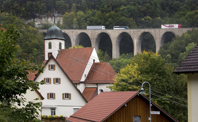 Im Vordergrund das Dorf Drackenstein, im Hintergrund die Drachlenlochbrücke