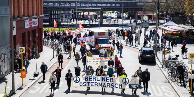 Der Ostermarsch des «Netzwerks Friedenskooperative» unter dem Motto «Die Waffen nieder!» zieht in Berlin-Kreuzberg am Kottbusser Tor vorbei - Blick von oben