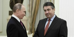 Wladimir Putin lächelt den deutschen Aussenminister Sigmar Gabriel an