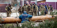 Pressefotograf und ukrainische Soldaten