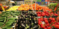 Obst-und Gemüseauslage in einem Supermarkt