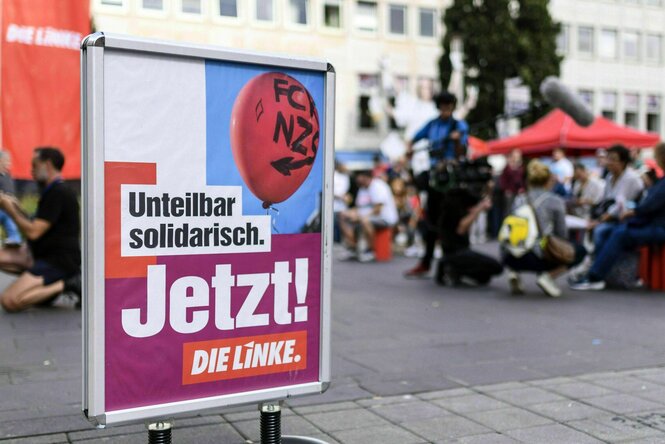 Wahlplakat der Partei "Die linke" mit dem Slogan: Unteilbar solidarisch Jetzt !