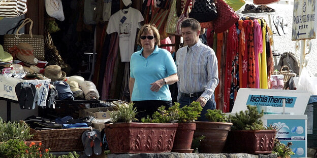 Angela Merkel und Joachim Sauer auf einem Markt auf Ischia