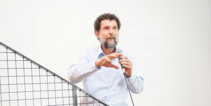 Osman Kavala spricht in ein Mikrofon