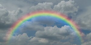 Regenbogen am Wolkenhimmel