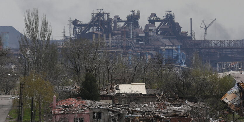 Das Stahlwerk Azovstal in der Hafenstadt Mariupol im Nebel