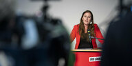 Linken-Chefin Janine Wissler am Samstag an einem Pult bei einer Pressekonferenz ihrer Partei