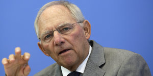 Wolfgang Schäuble in einer Pressekonferenz