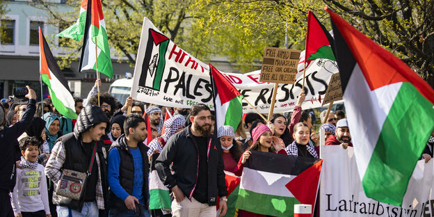 Pro-Palästina-Demonstrant*innen mit einem Banner, auf dem Gesamt-Israel palästinensisch ist
