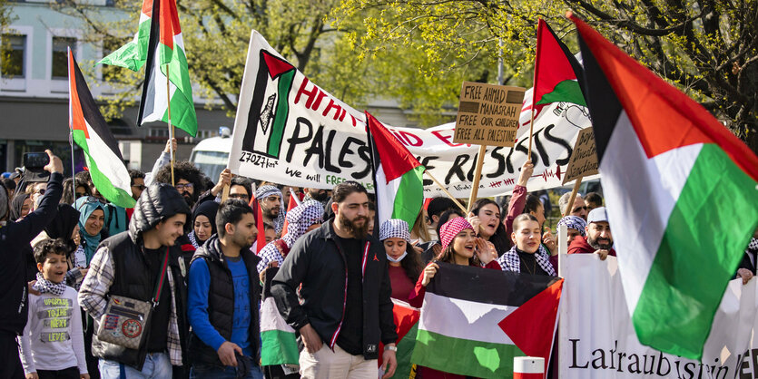 Pro-Palästina-Demonstrant*innen mit einem Banner, auf dem Gesamt-Israel palästinensisch ist