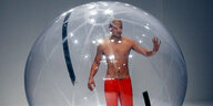 Mann in einem Plastikball.