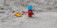Sandspielzeug in einem Sandkasten