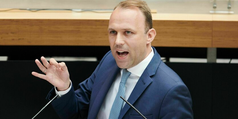 Das Bild zeigt den FDP-Fraktionsvorsitzenden Sebastian Czaja bei einer Rede im Berliner Abgeordnetenhaus.